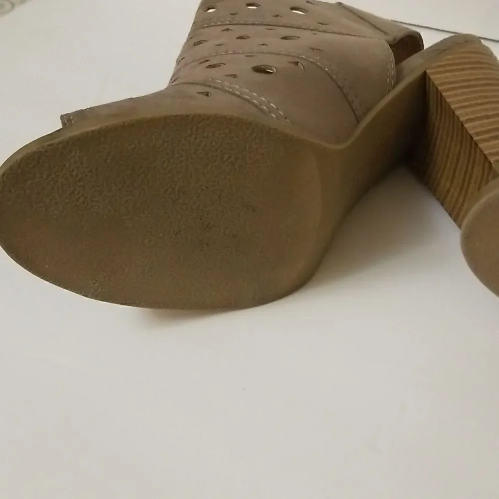 New Direction (Hayden) taupe colored heeled sandals. Size 9.